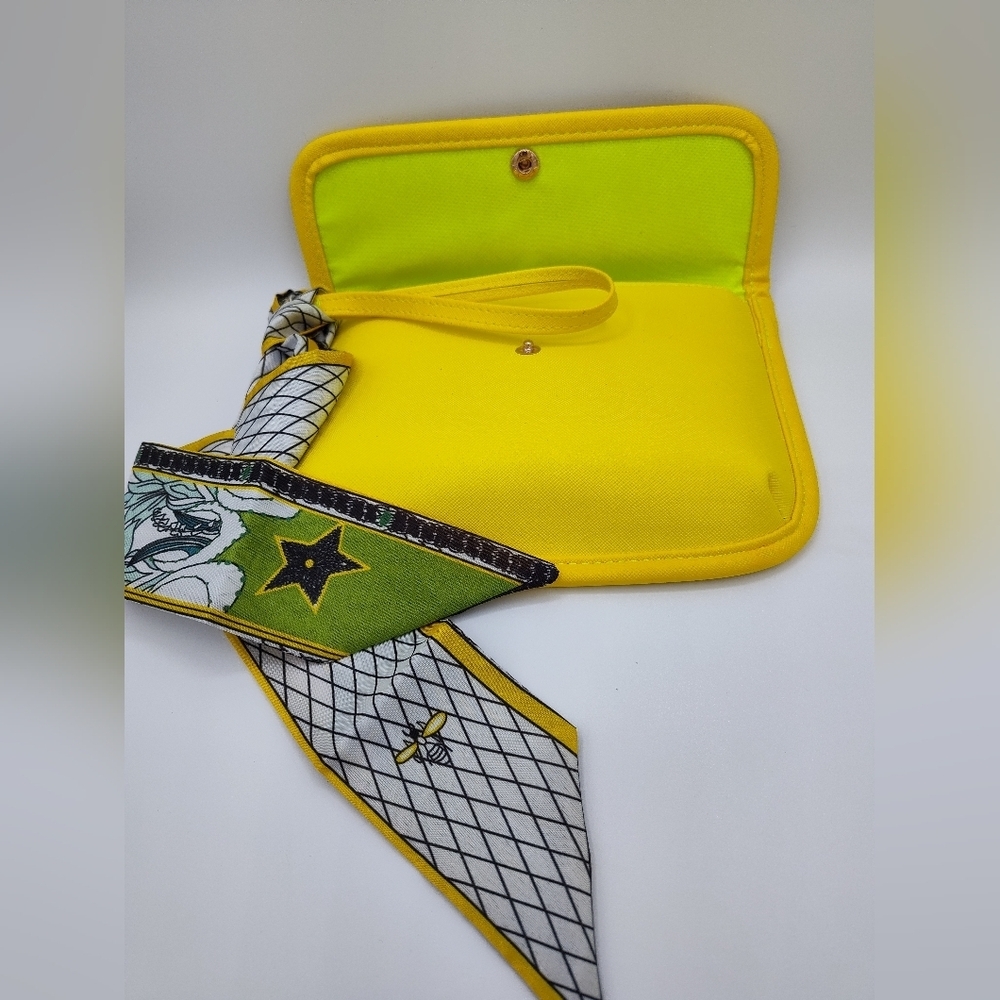 NIP Yellow Wristlet Clutch Purse w/ Twilly Accent Bee Star Print Summer Bag - Picture 2 of 4